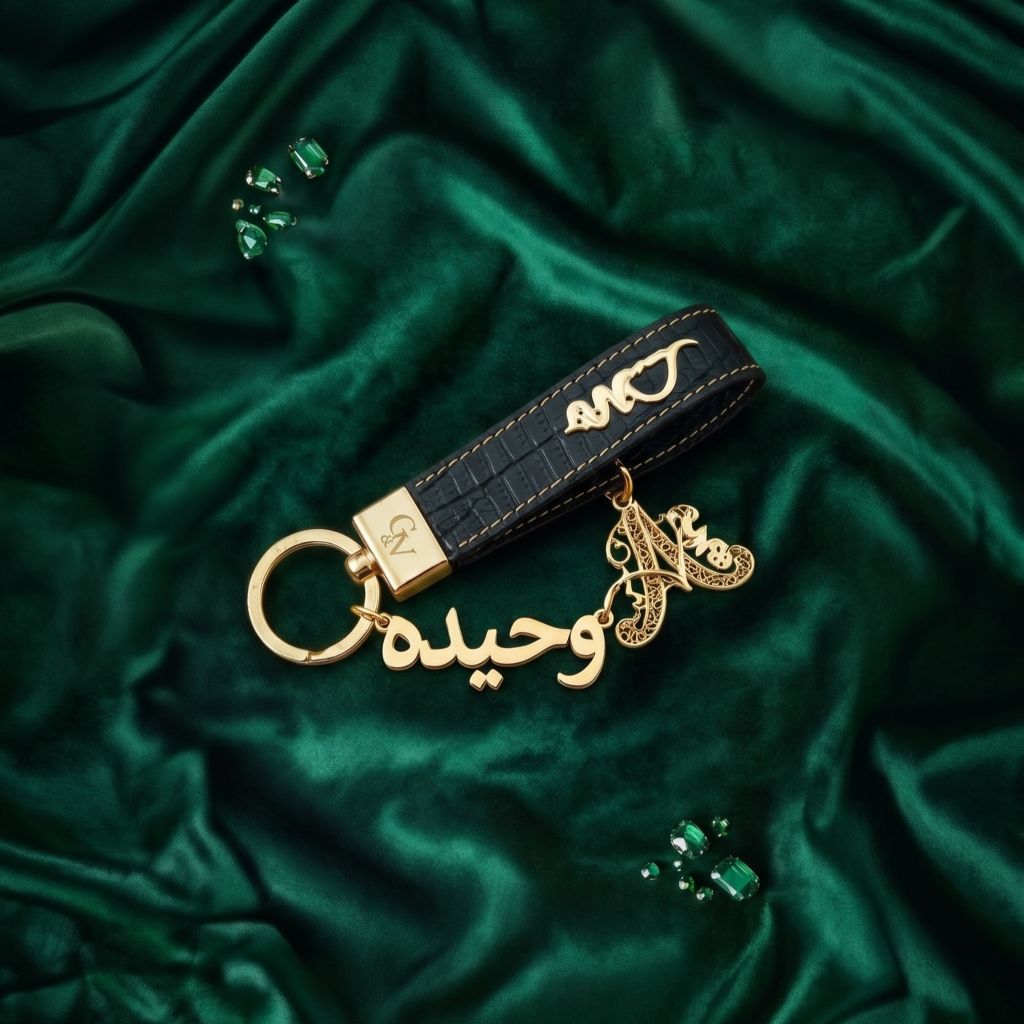 جاکلیدی چرم کروکو با آویز طلای اسم وحیله روی پارچه مخمل سبز