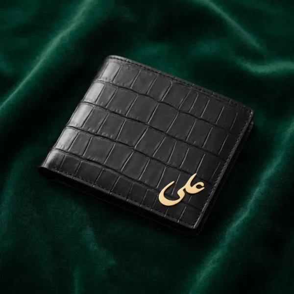 کیف پول چرم کروکو مشکی با پلاک طلای برش‌خورده اسم علی